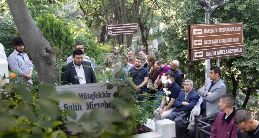 Öncülerimizi Kabirleri Başında Andık